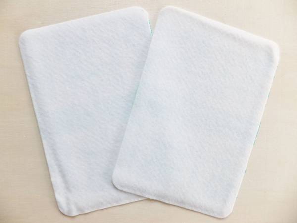 ふにゃふにゃの湿布をスパッと切る方法　はさみ不要の裏技に「それを使うとは…」