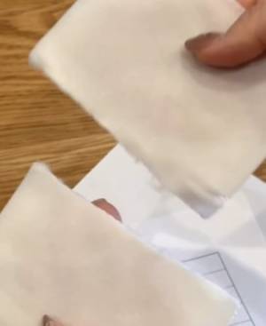 ふにゃふにゃの湿布をスパッと切る方法　はさみ不要の裏技に「それを使うとは…」