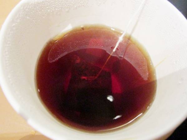 ティーバッグの持ち手が入らない！　発想に「今度試す」「思い付かなかった」