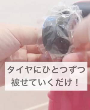 キャリーケースのタイヤにアレを被せると？　汚れ対策に「コレはいい」「確かに妙案」