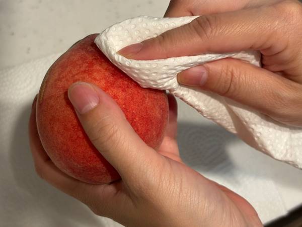 桃のうぶ毛を取りたい！　JAの回答に「この手があったか」