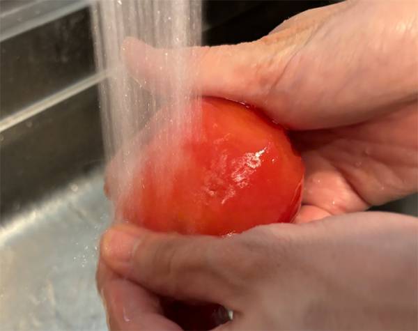 火を使わずできる！　トマトの皮を剥く方法に「これは、楽」
