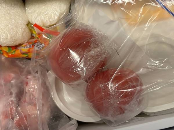 火を使わずできる！　トマトの皮を剥く方法に「これは、楽」