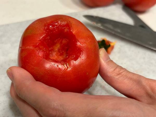 火を使わずできる！　トマトの皮を剥く方法に「これは、楽」