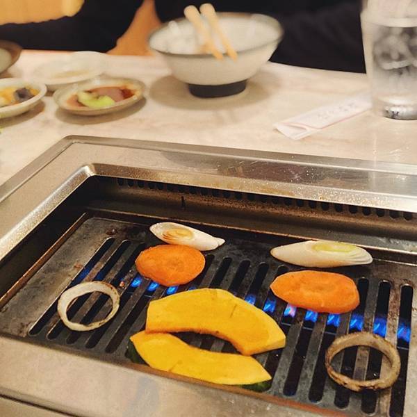 焼肉店で険悪なムードに…　夫が黙々と焼いていたモノに「こんなんずるい」「優勝」