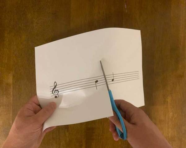 楽譜をハサミで切る写真に１１万件超の『いいね』「センスが良すぎる」「頭の回転が凄い」