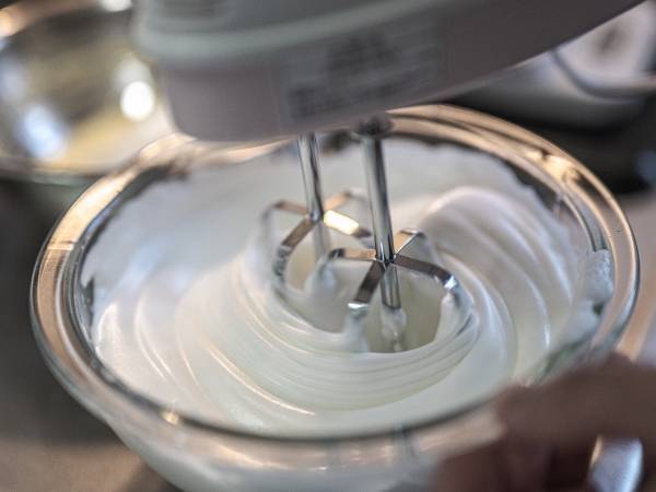 料理初心者必見！　生クリームの基本の泡立て方