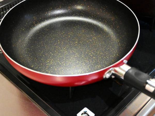 フライパンの取っ手がグラグラ…　理由に「だからか」「ようやく理解」
