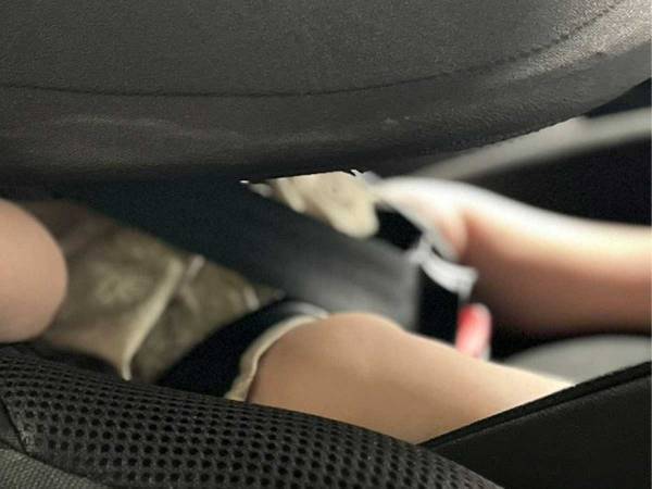 母親爆笑　チャイルドシートに座った赤ちゃんの様子をご覧ください