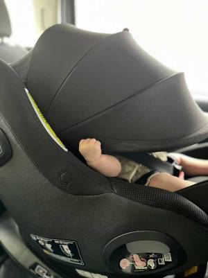 母親爆笑　チャイルドシートに座った赤ちゃんの様子をご覧ください