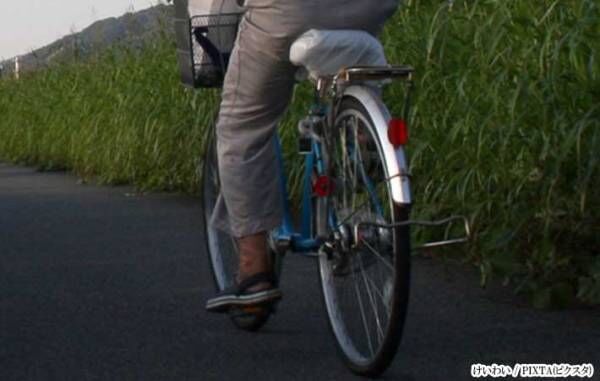 自転車の乗る男性の画像