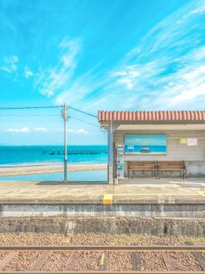 思わず二度見…！　駅の看板が「見落としそうに」「もはや、窓かも」