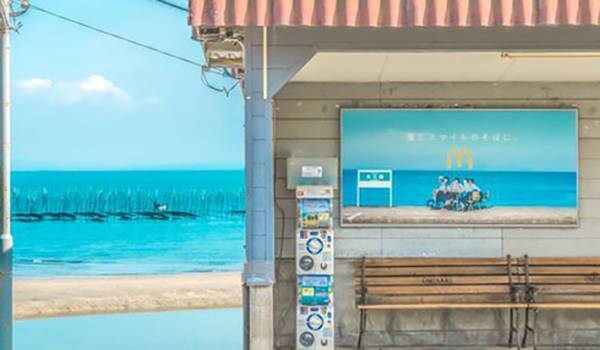 思わず二度見…！　駅の看板が「見落としそうに」「もはや、窓かも」