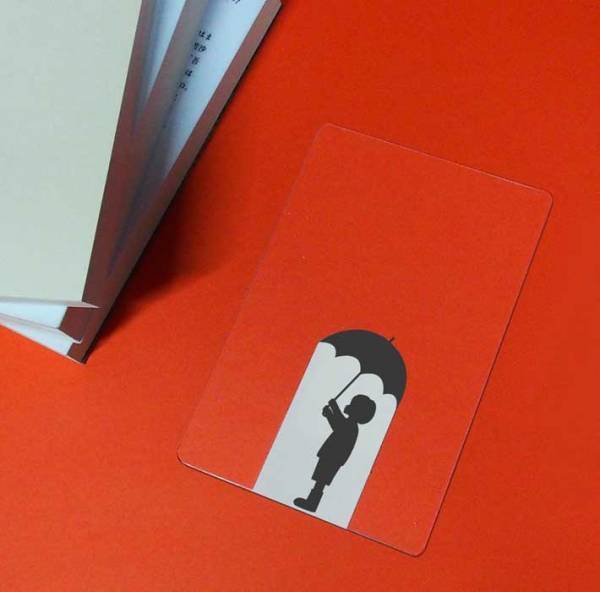 傘をさす子供が描かれた『しおり』　本に挟むと…「天才すぎる」「発想が素敵」