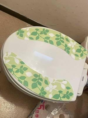 友人に「便座シート貼って」と頼んだ結果？　「逆に天才でしょ」「笑いが止まらない」