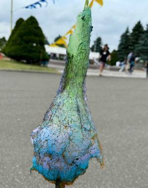 娘に綿あめを買ってあげると…？　闇落ちした姿に「吹いた」「トラウマになりそう」