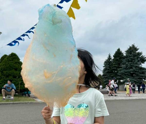 娘に綿あめを買ってあげると…？　闇落ちした姿に「吹いた」「トラウマになりそう」