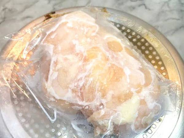 「レンチンしません！」　冷凍した肉を簡単に解凍する裏技