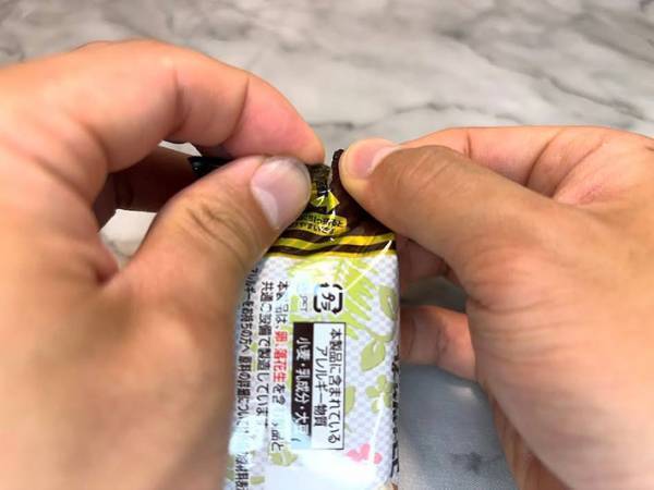 「手前に引っ張らないで」　日清シスコ直伝！サブレをうまく開けるコツ