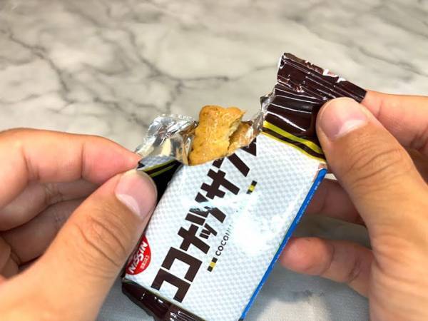 「手前に引っ張らないで」　日清シスコ直伝！サブレをうまく開けるコツ