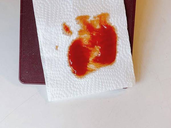 手で拭かないで！　こぼしたケチャップが一瞬で…？