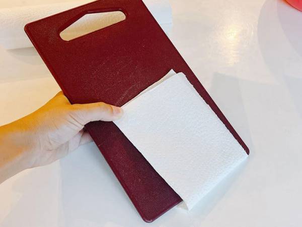 手で拭かないで！　こぼしたケチャップが一瞬で…？