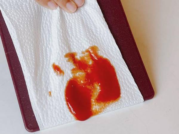 手で拭かないで！　こぼしたケチャップが一瞬で…？