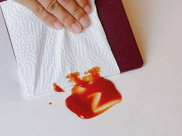 手で拭かないで！　こぼしたケチャップが一瞬で…？