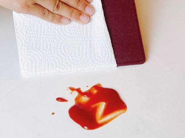手で拭かないで！　こぼしたケチャップが一瞬で…？