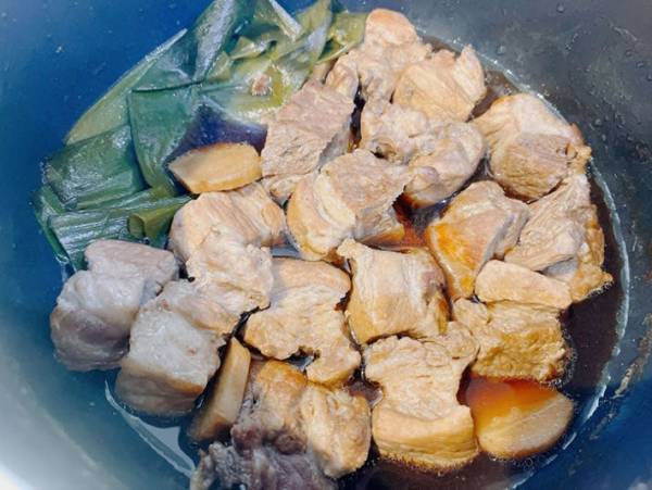 鍋の油、まだすくってる？　氷を使う裏技に「煮汁が減らない」