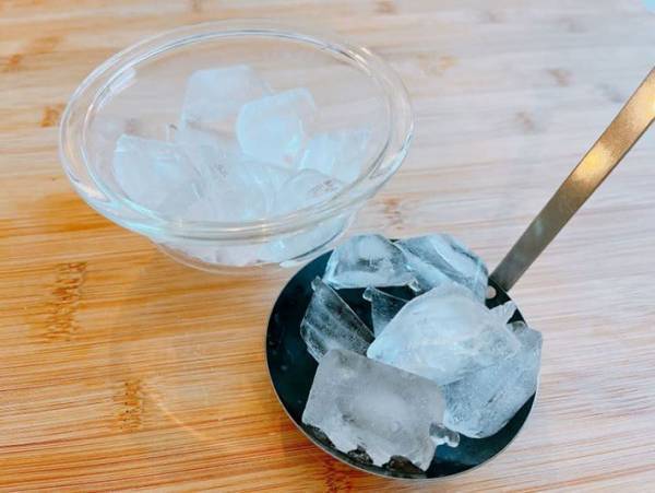 鍋の油、まだすくってる？　氷を使う裏技に「煮汁が減らない」