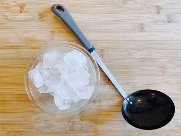 鍋の油、まだすくってる？　氷を使う裏技に「煮汁が減らない」