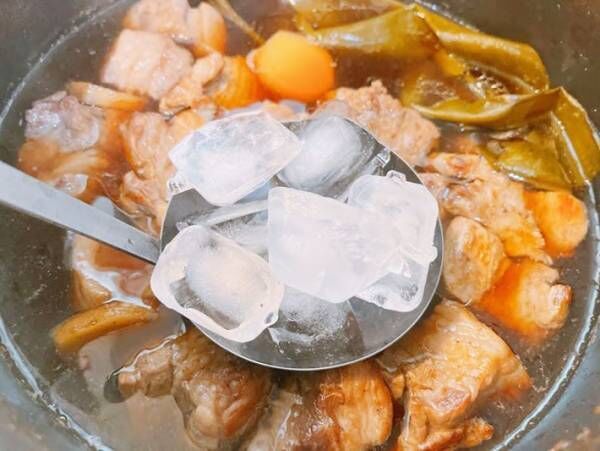 氷で鍋についた油をとる方法の写真