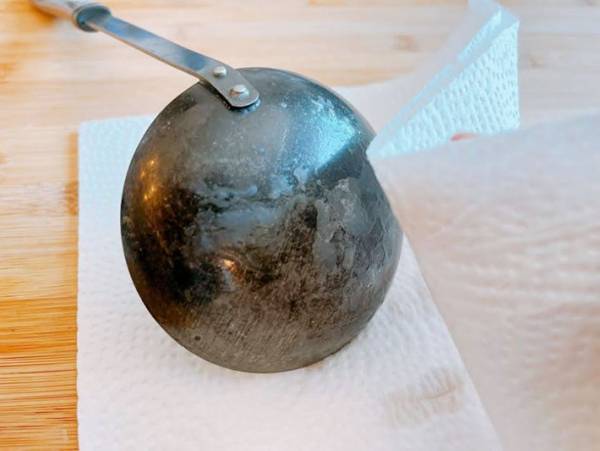 鍋の油、まだすくってる？　氷を使う裏技に「煮汁が減らない」