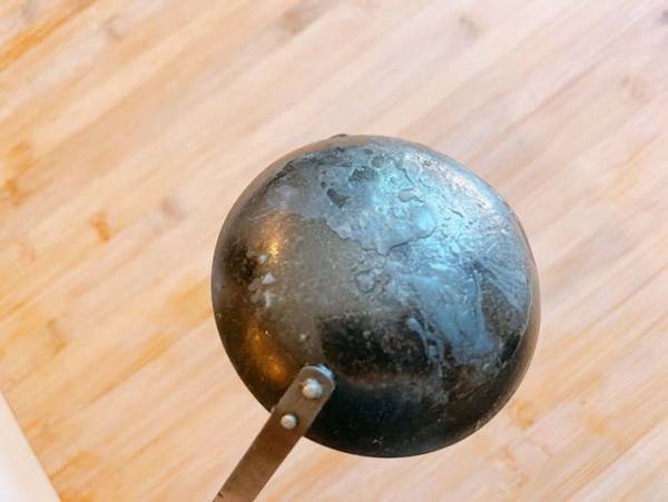 鍋の油、まだすくってる？　氷を使う裏技に「煮汁が減らない」