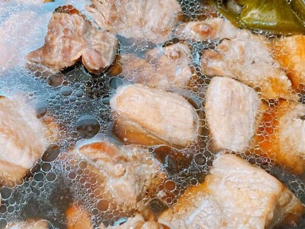 氷で鍋についた油をとる方法の写真