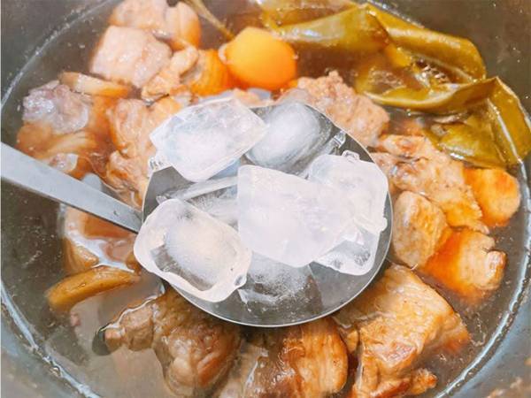 鍋の油、まだすくってる？　氷を使う裏技に「煮汁が減らない」