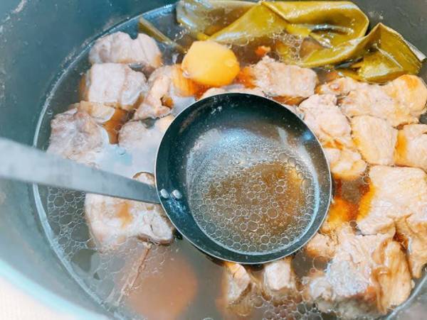 鍋の油、まだすくってる？　氷を使う裏技に「煮汁が減らない」