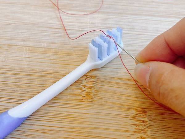 まだ糸通し使ってる？　まさかの通し方に「ビックリした」