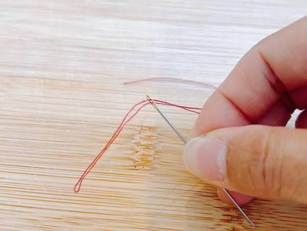 まだ糸通し使ってる？　まさかの通し方に「ビックリした」