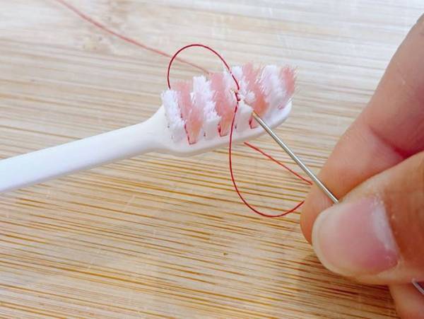 まだ糸通し使ってる？　まさかの通し方に「ビックリした」