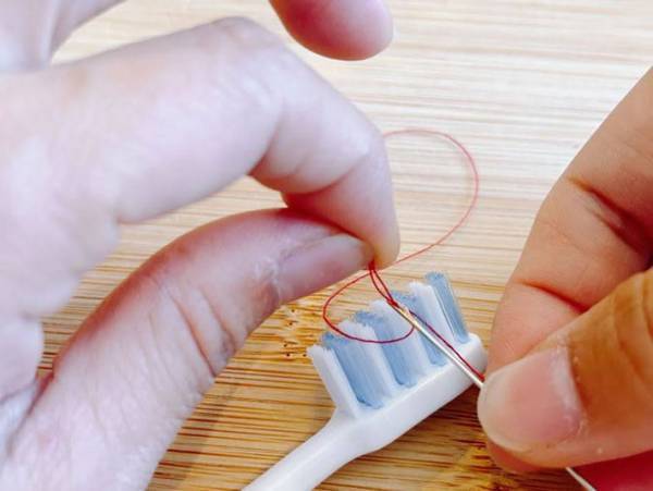 まだ糸通し使ってる？　まさかの通し方に「ビックリした」