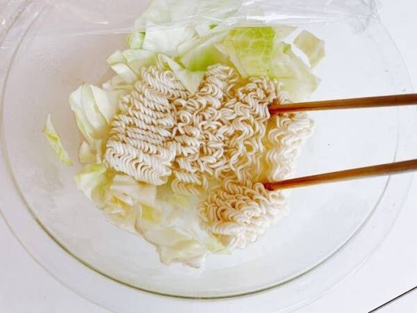 『レンジで！塩バターコーンラーメン』を作る写真