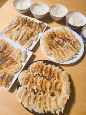 食卓のすごい量の餃子　実は…　「天才、現る」「コメントせずにはいられない」