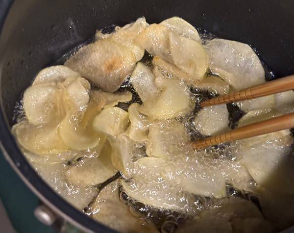 カルビーが教える『ポテトチップス』　自宅で揚げるレシピが「最高かよ」