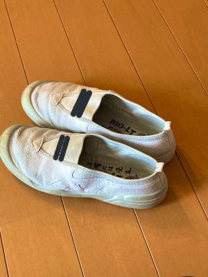 これでもう忘れない？　上履きに書かれたメッセージに「天才的！」