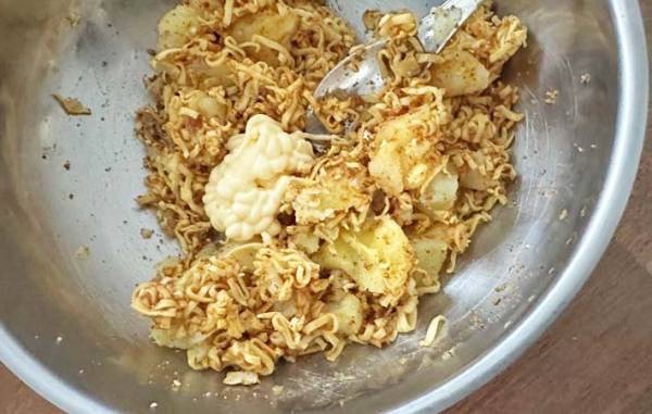 砕いた麺にジャガイモを…？　できたものに「子供がニヤニヤ」「夫が絶賛」