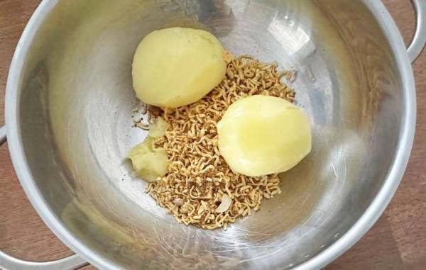 砕いた麺にジャガイモを…？　できたものに「子供がニヤニヤ」「夫が絶賛」