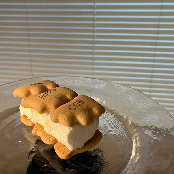 家にあったアイスを挟むと？『激うまビスケットアイス』に「やってみたい！」