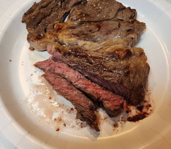 ステーキはこまめに裏返すと？　思わぬ効果に「驚いた」「絶対やる」